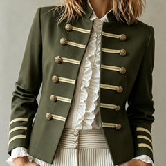 Chaqueta corta Rosalía en verde militar de frente, con dos filas de botones