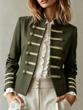 Chaqueta corta Rosalía en verde militar de frente, con dos filas de botones