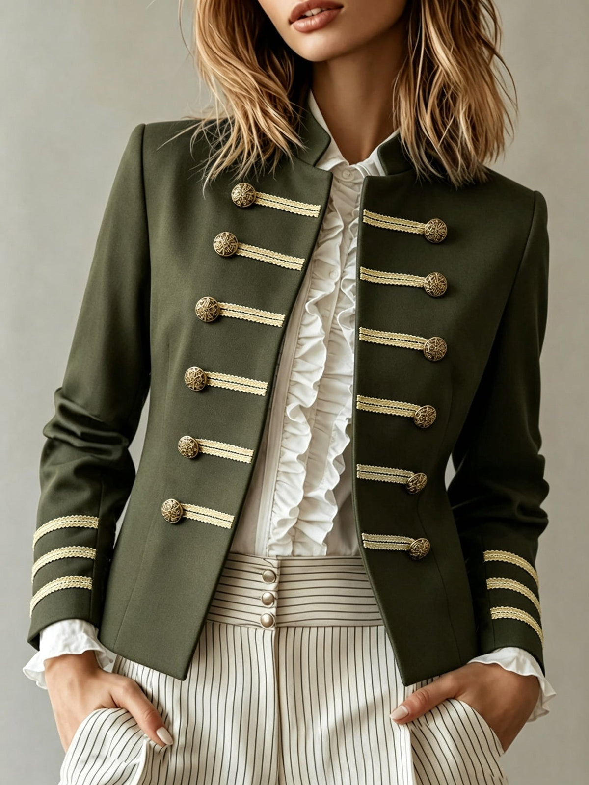 Chaqueta corta Rosalía en verde militar de frente, con dos filas de botones