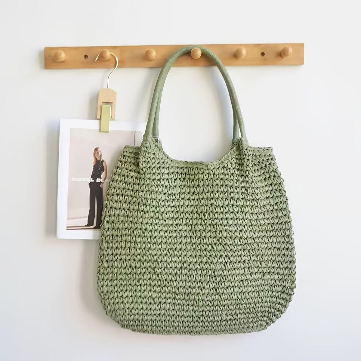 Bolso capazo de ganchillo Matilde en verde salvia colgado en perchero — Valentina Massimo