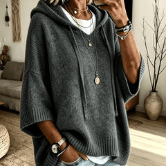 Poncho Micaela en gris marengo de perfil, cayendo suelto desde el hombro