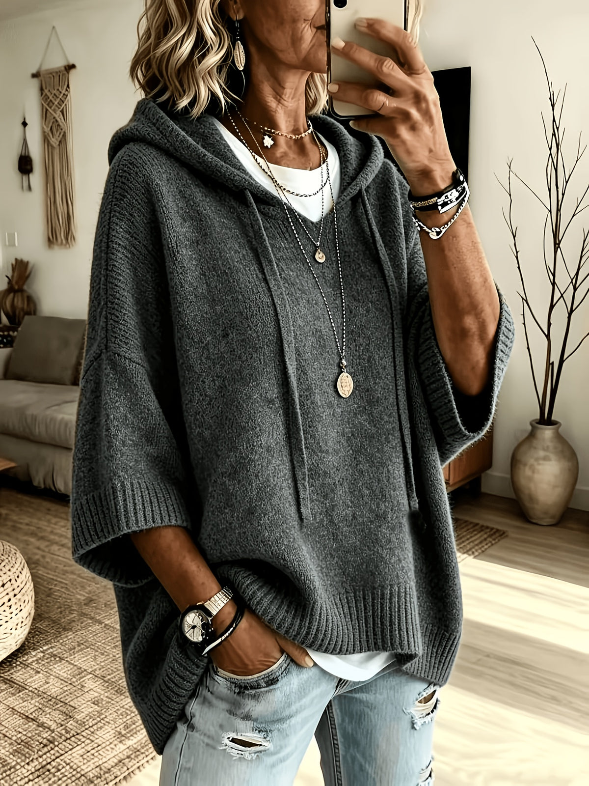 Poncho Micaela en gris marengo de perfil, cayendo suelto desde el hombro