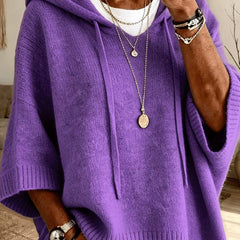 Poncho Micaela en morado cayendo suelto desde el hombro