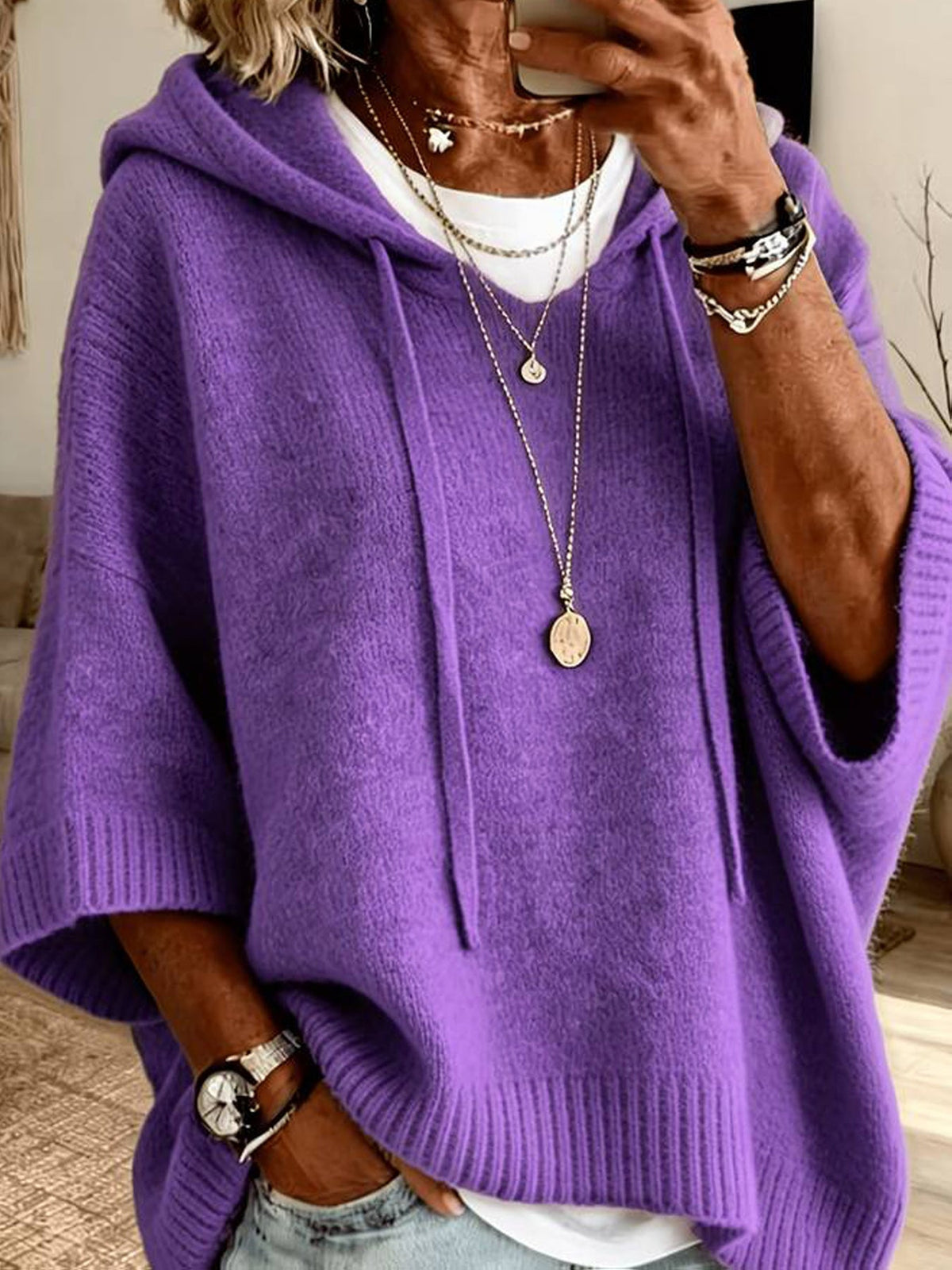 Poncho Micaela en morado cayendo suelto desde el hombro