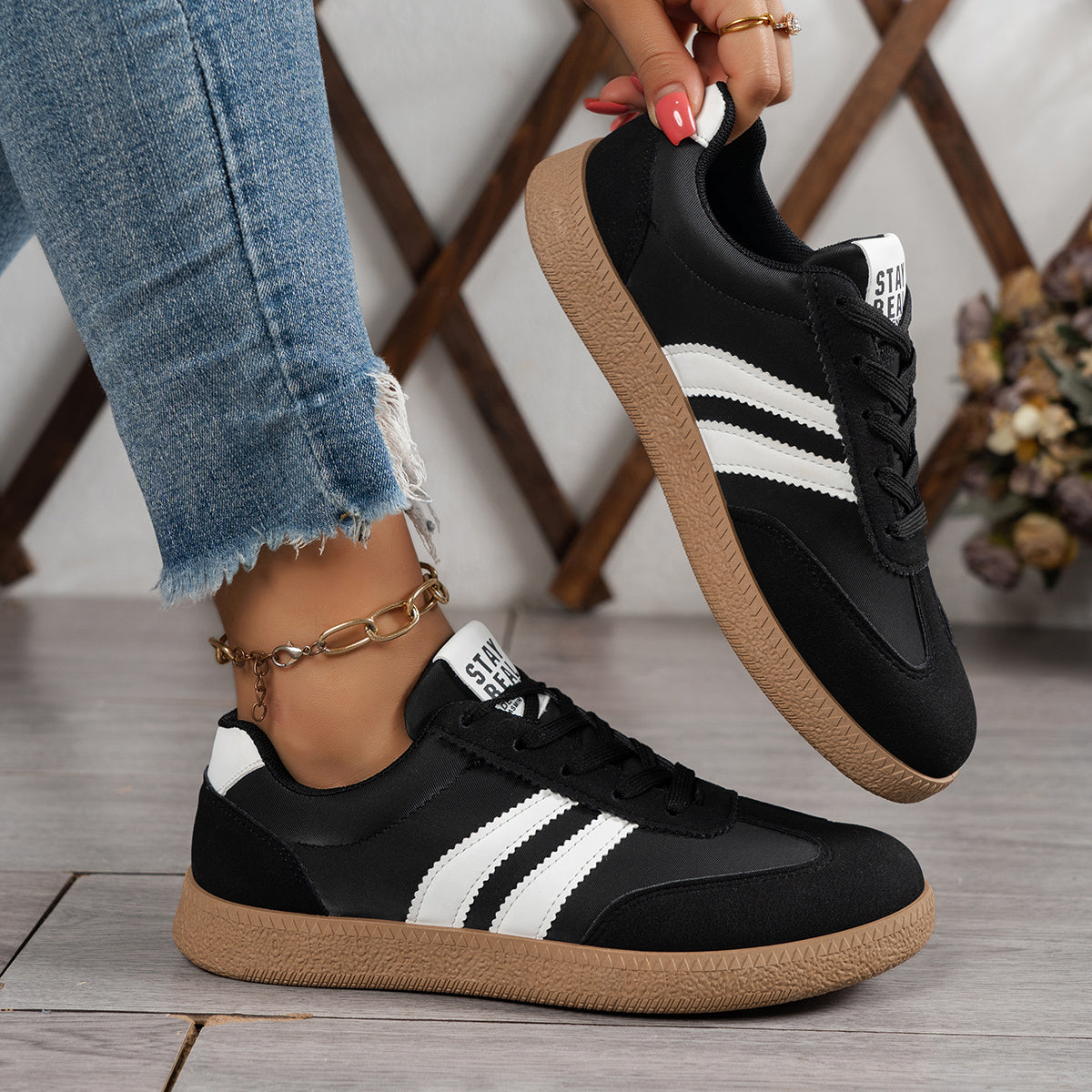 Sofía | Zapatillas Retro con Suela Caramelo