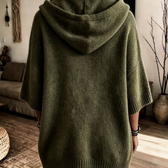 Espalda del poncho Micaela en verde militar, con la capucha caída