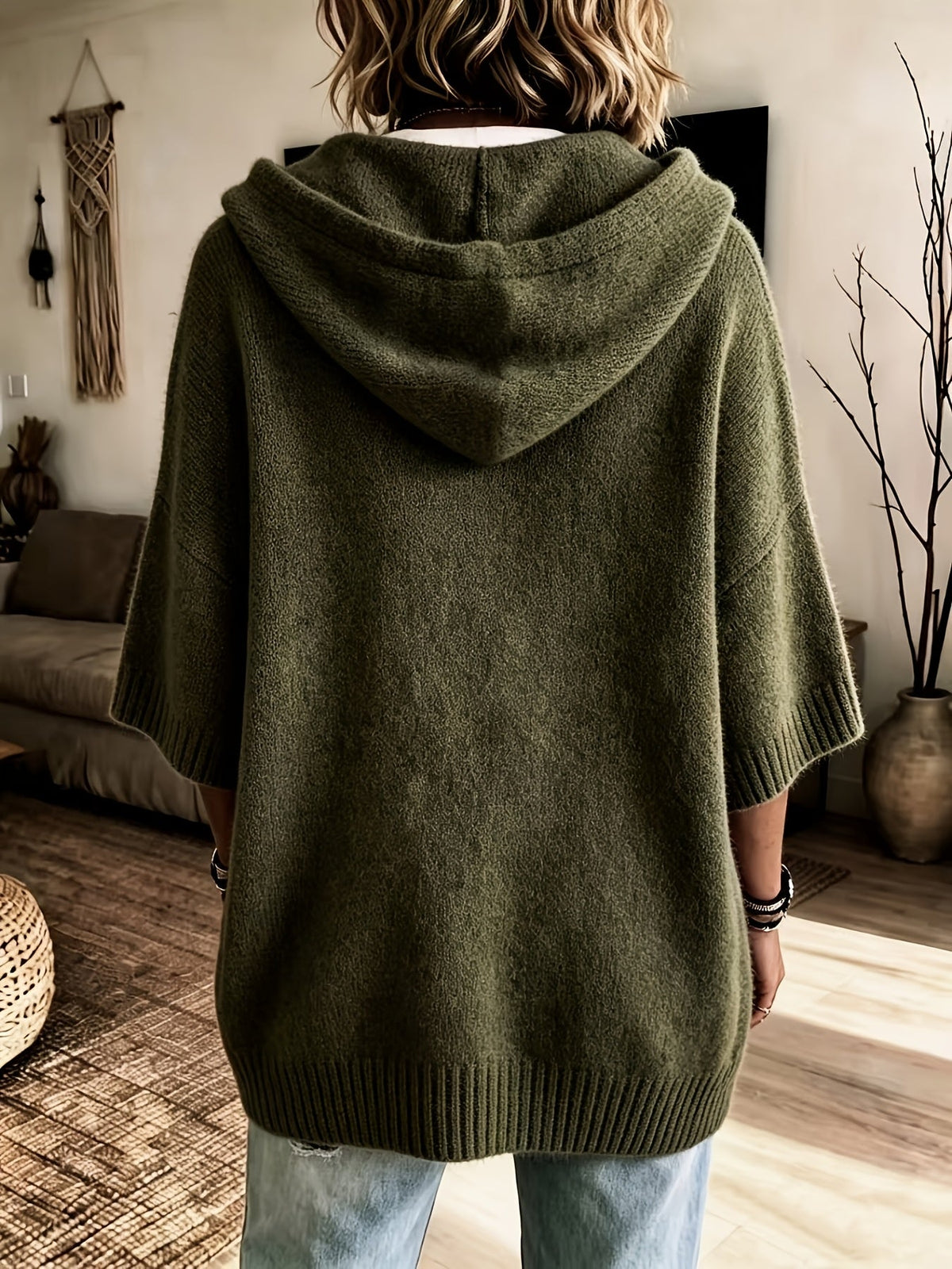 Espalda del poncho Micaela en verde militar, con la capucha caída