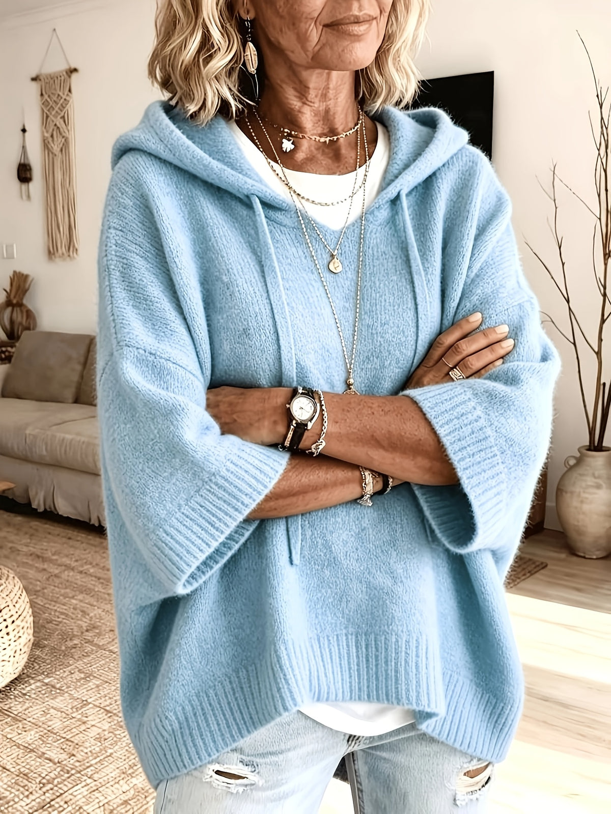 Poncho Micaela en azul claro con los brazos cruzados