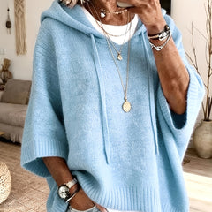 Poncho Micaela en azul claro de frente, con capucha y cordón
