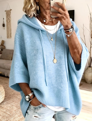 Poncho Micaela en azul claro de frente, con capucha y cordón
