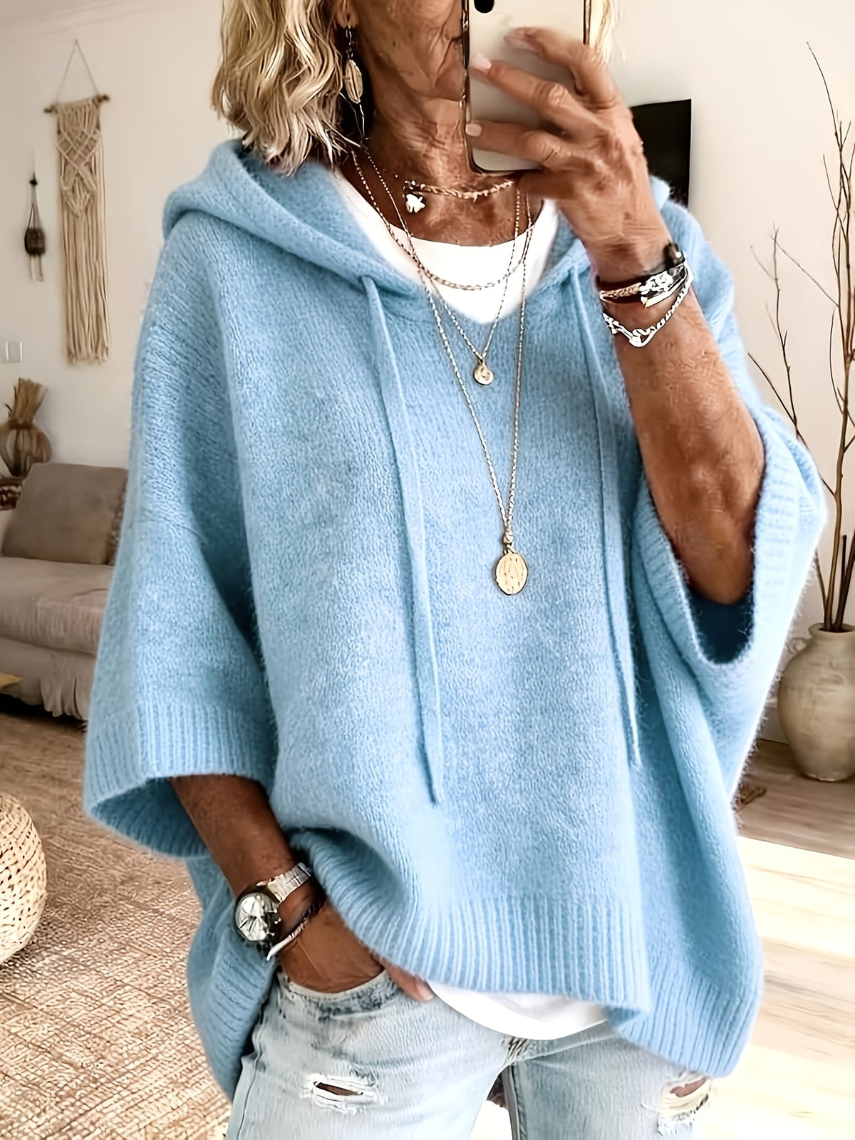 Poncho Micaela en azul claro de frente, con capucha y cordón