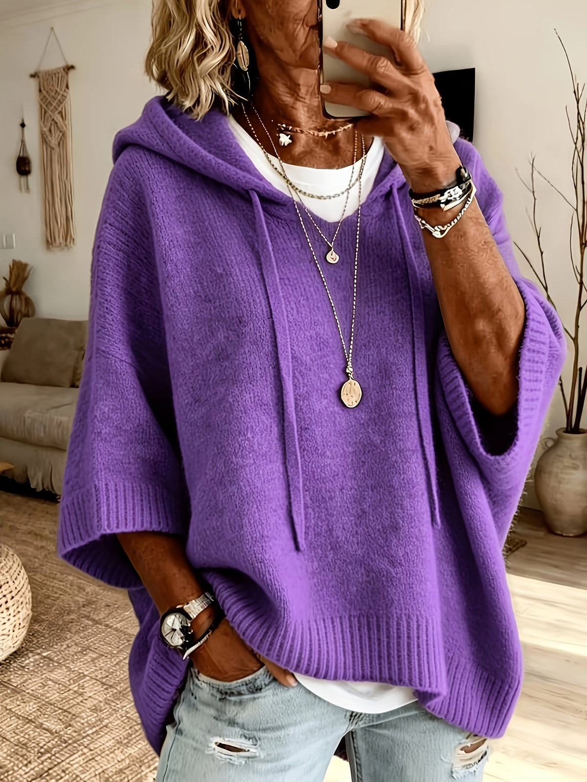 Poncho Micaela en morado de frente, con capucha y cordón