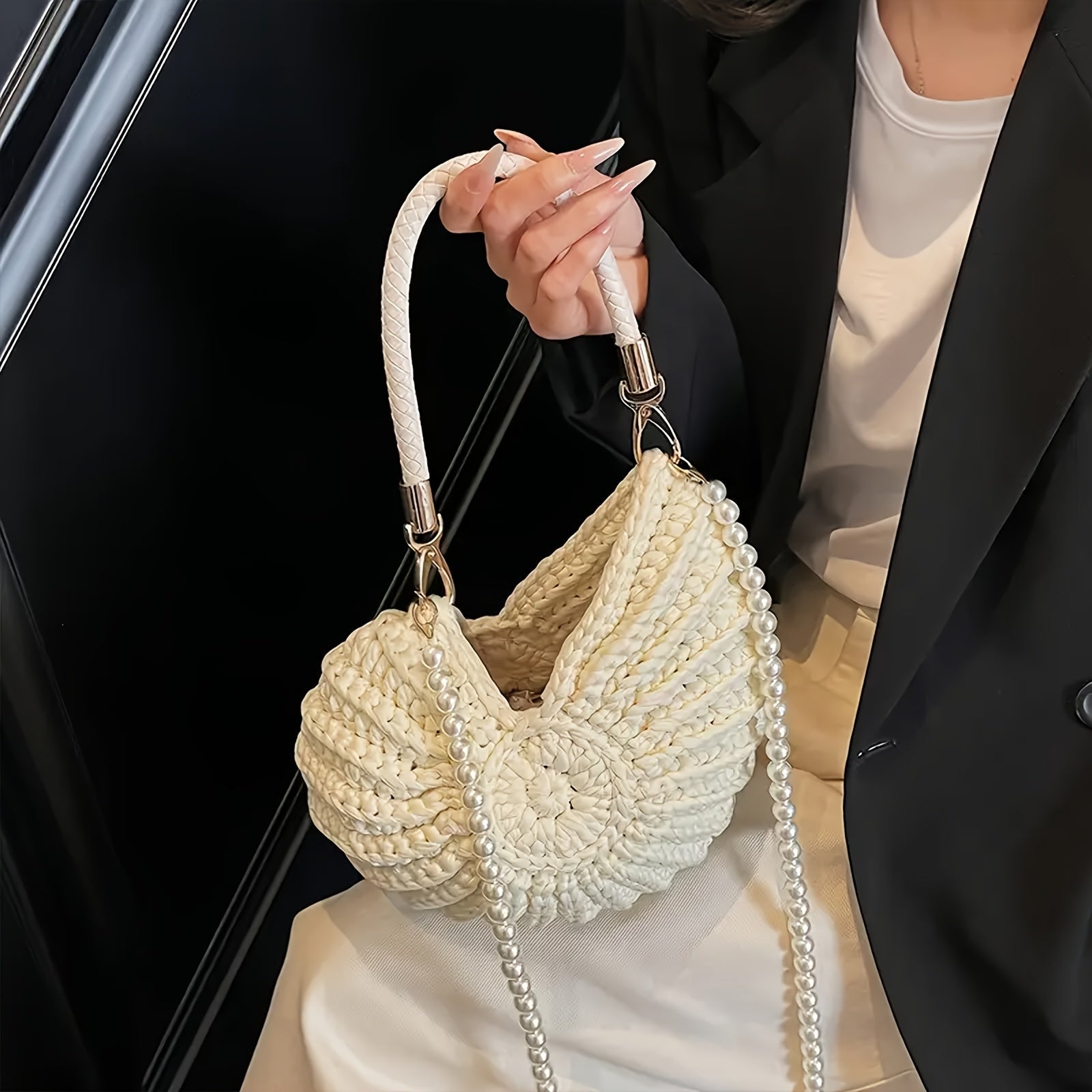 Modelo mostrando el bolso concha con la cadena de perlas