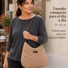 Modelo con el bolso bandolera trenzado en la calle — tamaño compacto 29 × 26 cm
