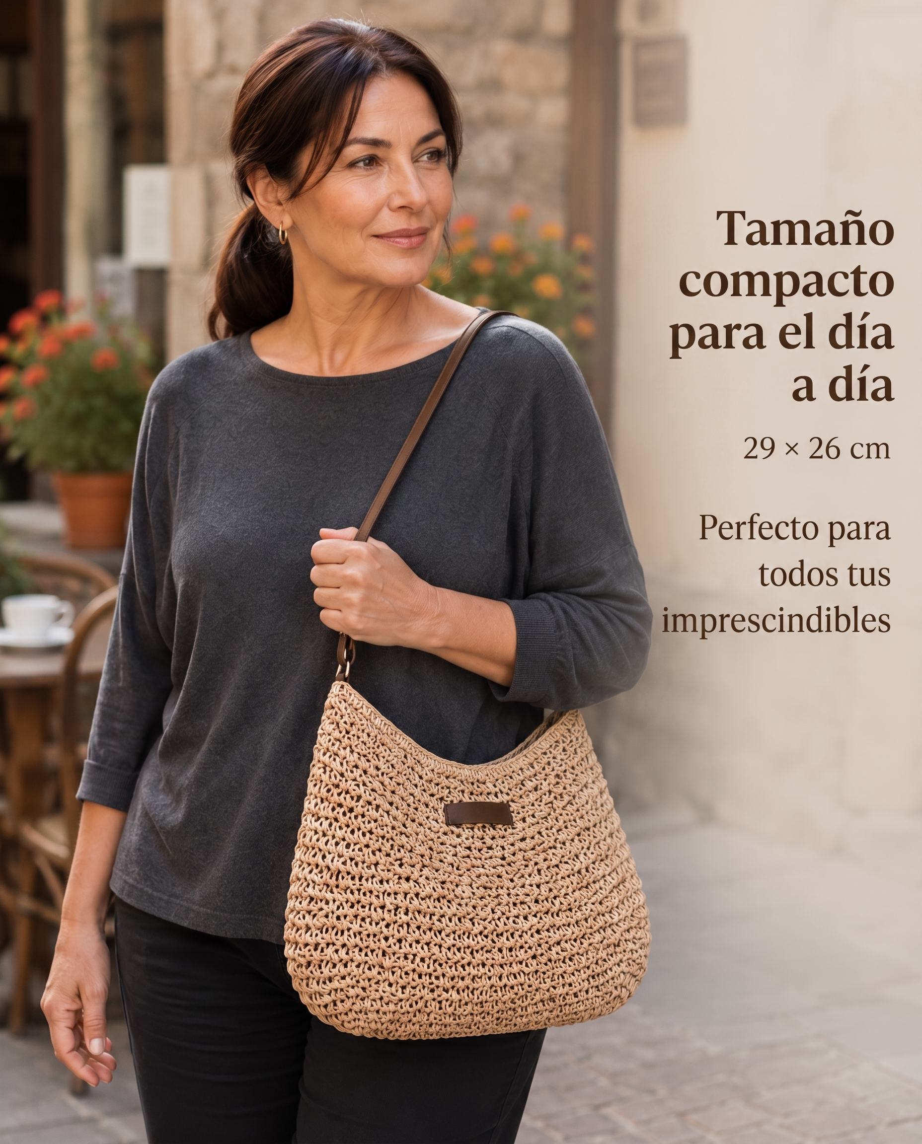 Modelo con el bolso bandolera trenzado en la calle — tamaño compacto 29 × 26 cm