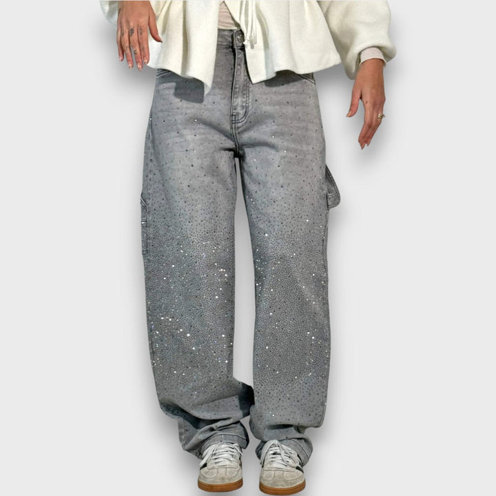 Nolene – Jeans con acabado brillante y carácter urbano