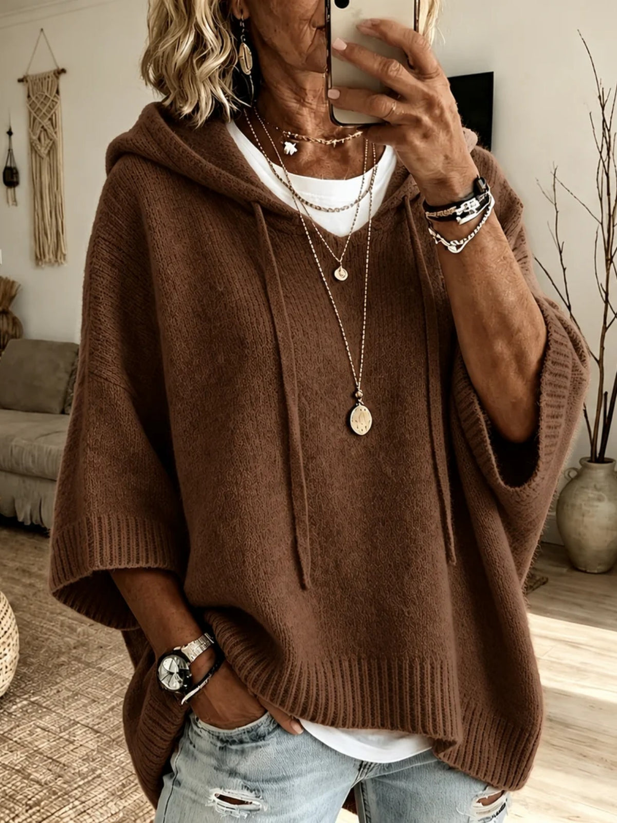 Poncho Micaela en marrón de frente, con capucha con cordón y manga ancha