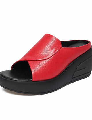 Mule Julie en rojo con cuña, vista de tres cuartos