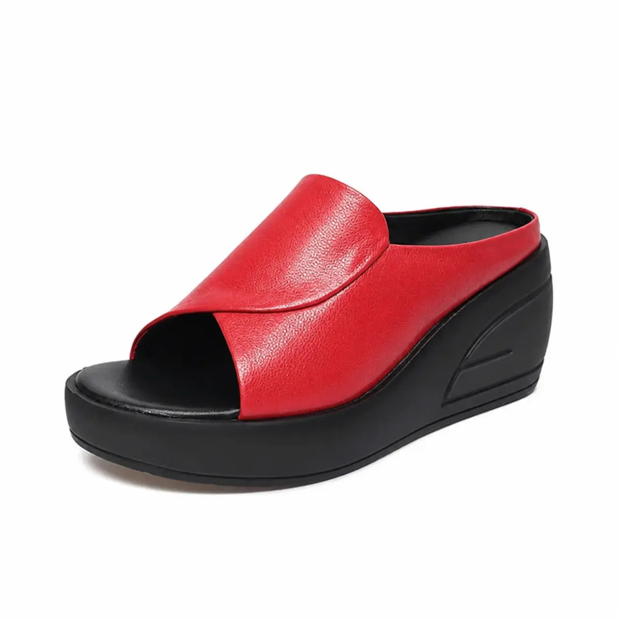 Mule Julie en rojo con cuña, vista de tres cuartos