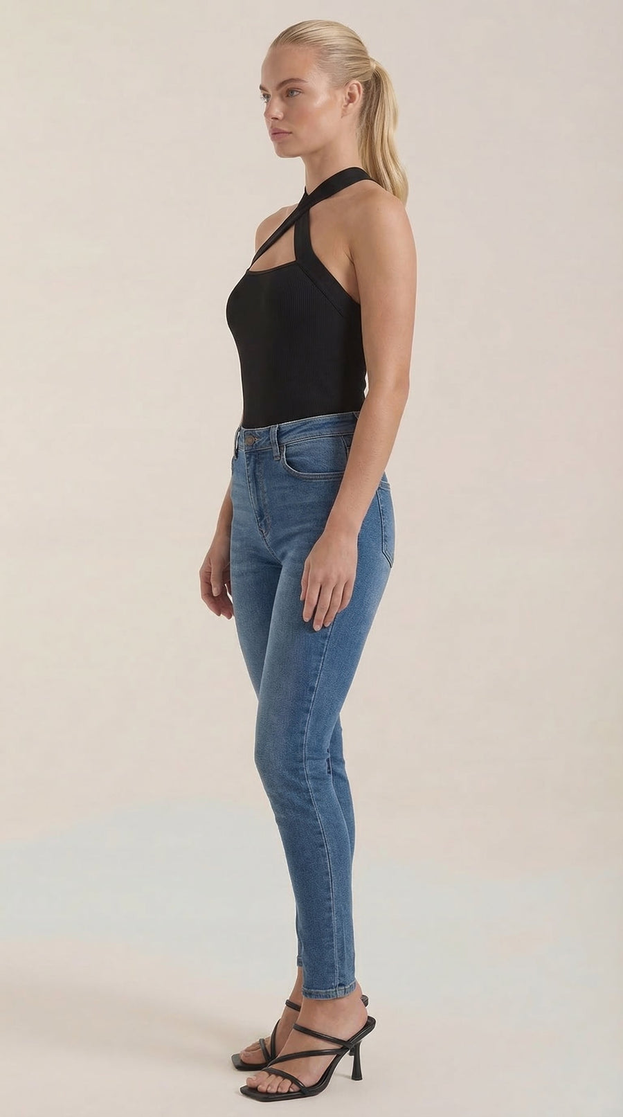Brianna | Top Halter con Tirantes Cruzados