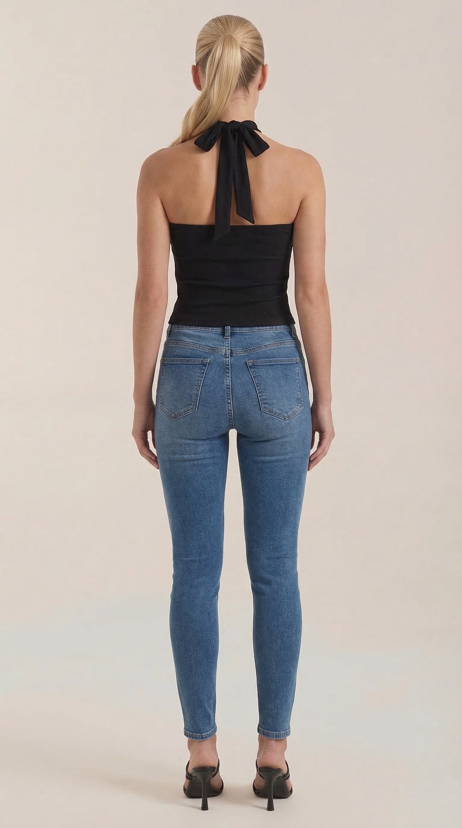 Brianna | Top Halter con Tirantes Cruzados