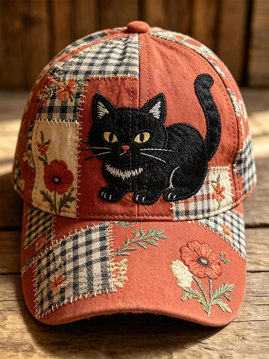 Gorra patchwork con gato negro y amapolas