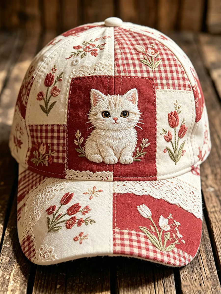 Gorra patchwork con gatito blanco